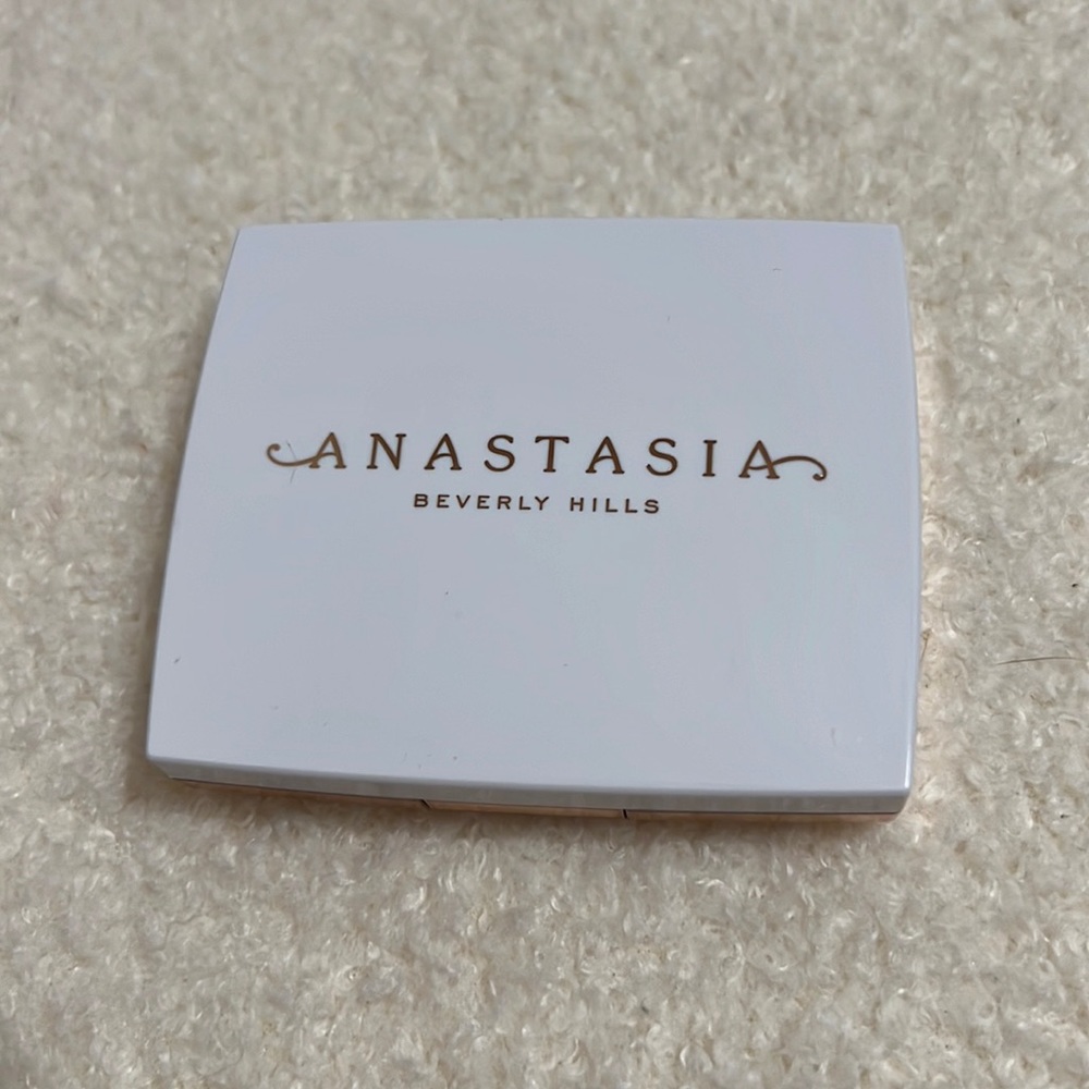 Anastasia Beverly Hills Iced Out Highlighter